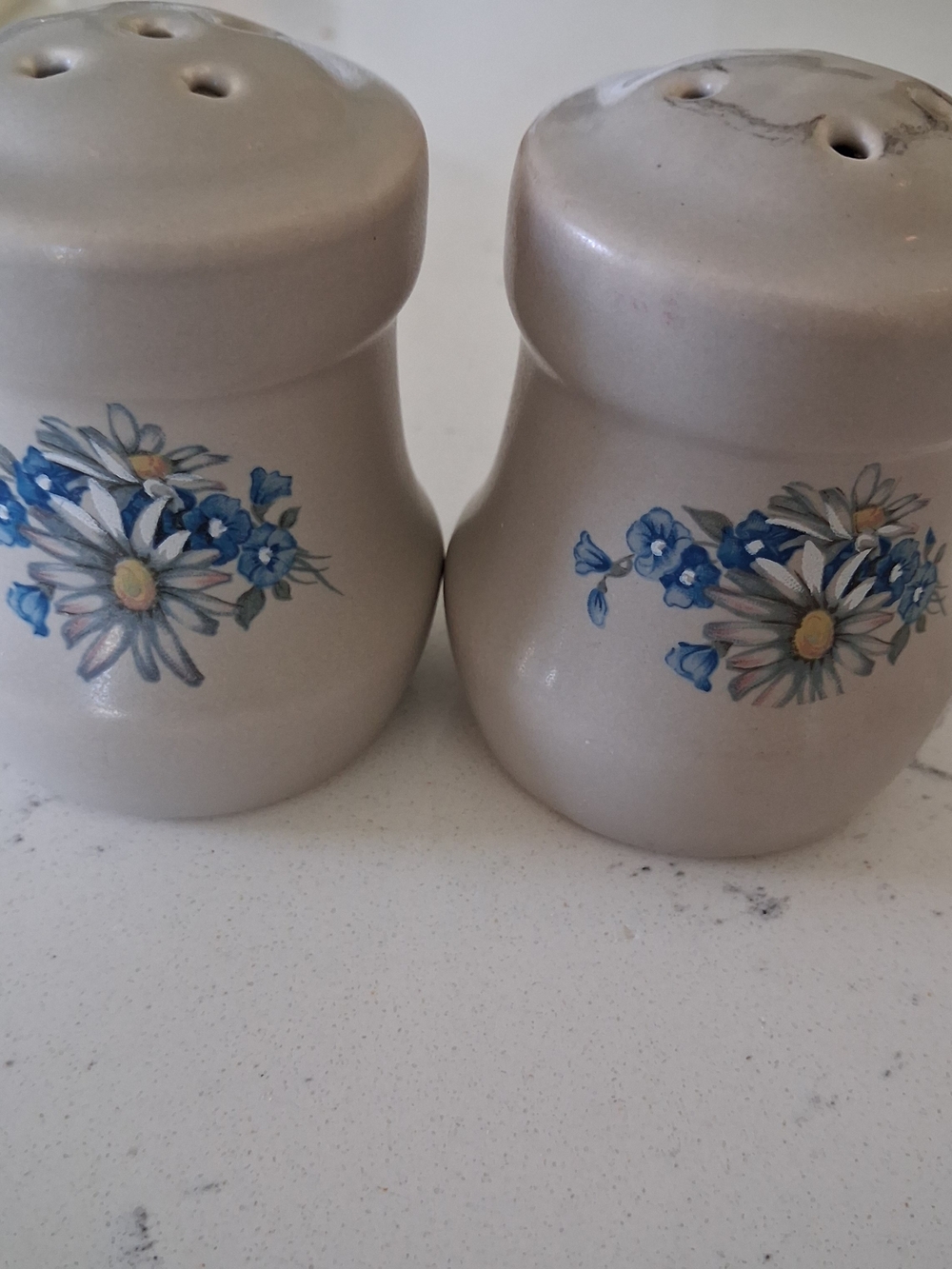 Vintage Crockery Inc. USA Blue Daisy Stoneware Salt & Pepper Shakers – Like New! - Picture 3 of 11